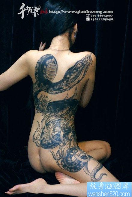超帅很酷的美女满背蛇纹身图片