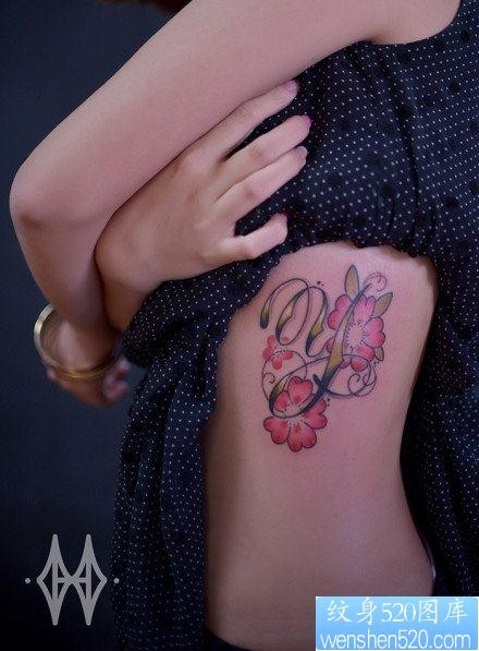 美女侧胸唯美好看的花卉与字母纹身图片