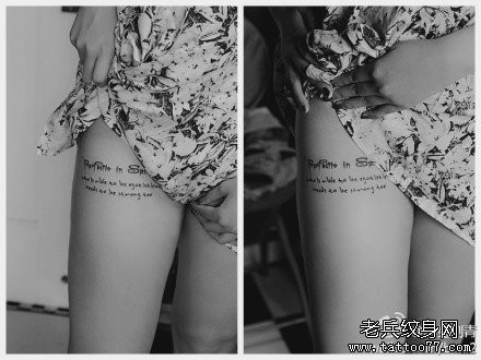 女人腿部精美小巧的字母纹身图片