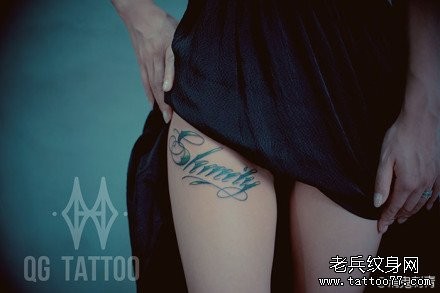 女人腿部流行前卫的彩色花体字母纹身图片