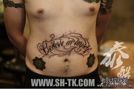 男生腹部前卫唯美的花体字母纹身图片