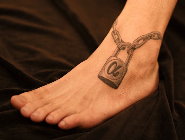 女性脚踝上一把锁纹身
