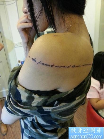 女人手臂到肩背唯美简洁的字母纹身图片