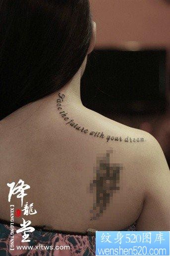 女人肩膀处前卫简洁的花体字母纹身图片