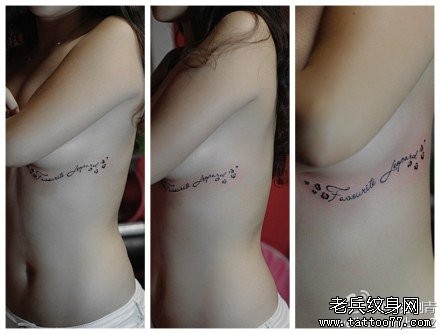 美女胸部前卫唯美的字母纹身图片