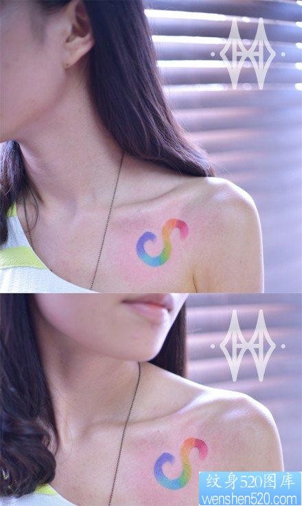 美女肩膀处漂亮清晰的彩色字母纹身图片