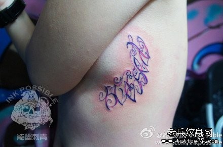 美女胸部漂亮流行的彩色花体字母纹身图片