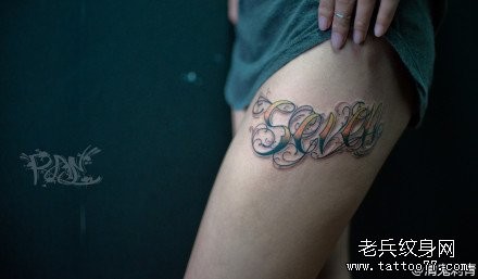 女人腿部前卫漂亮的花体字母纹身图片