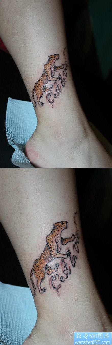 女人腿部小豹子与字母纹身图片
