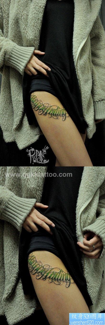 美女腿部流行精美的花体字母纹身图片