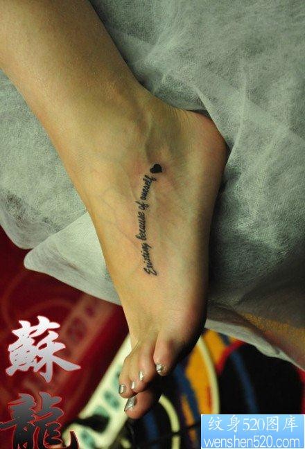 女人脚背唯美流行的字母纹身图片