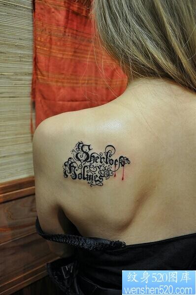 美女肩背好看的哥特字母纹身图片