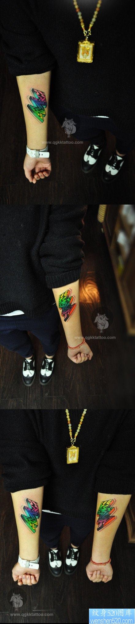 女人手臂超炫的彩色闪电纹身图片