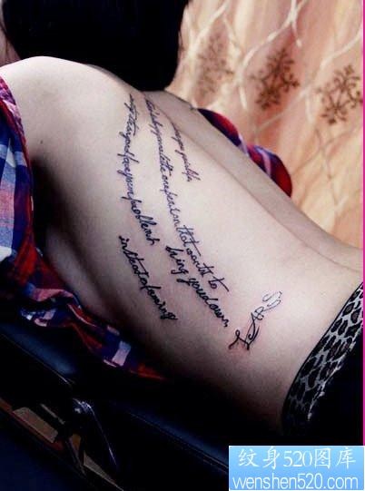 美女侧腰流行精美的字母纹身图片