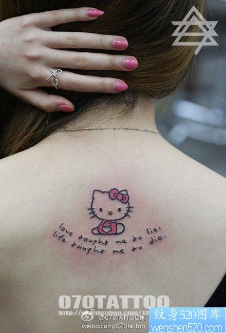 唯美的女人背部猫咪与字母纹身图片