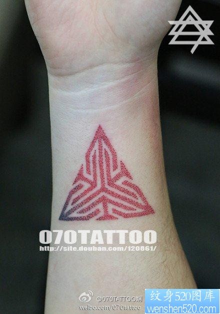 手臂简单好看的三角形纹身图片