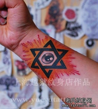 男性手臂一张六芒星与眼睛纹身图片