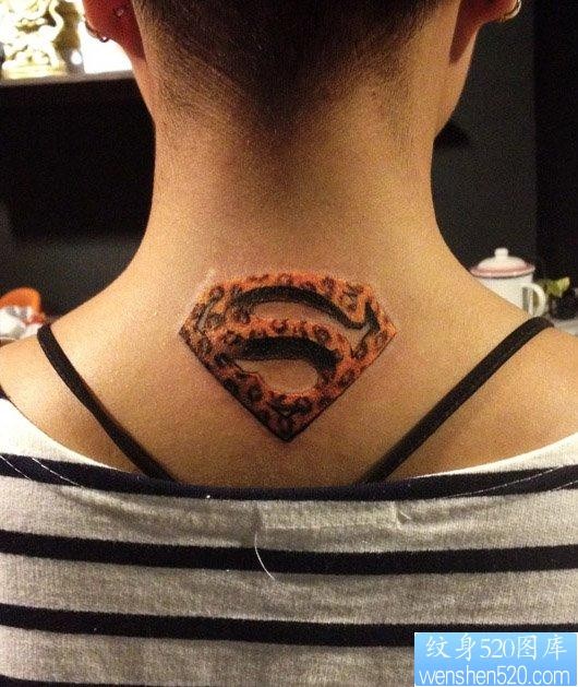 背部一张另类经典的豹纹超人标志纹身图片