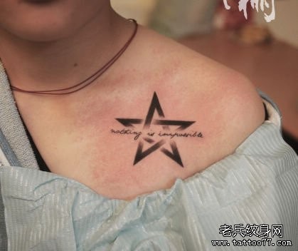 男性胸部五芒星与字母纹身图片