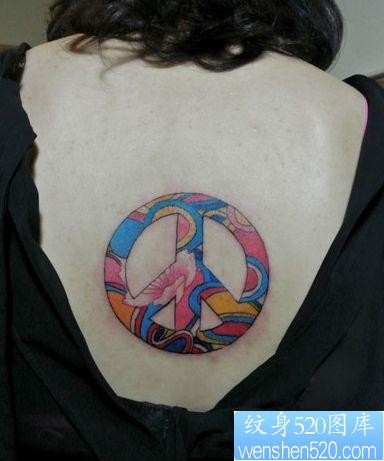 女人背部好看的彩色反战符号纹身图片