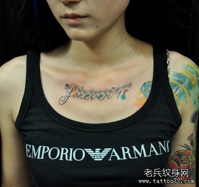 女人胸部漂亮的英文字母纹身图片