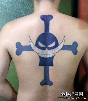 背部白胡子海贼团标志纹身图片