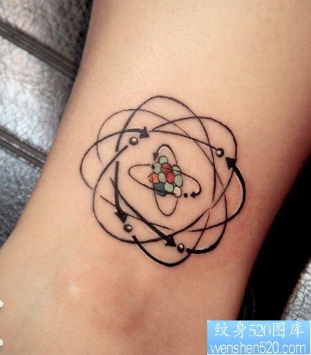 腿部一张原子核纹身图片
