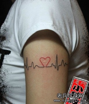 女人手臂一张心电图与爱心纹身图片
