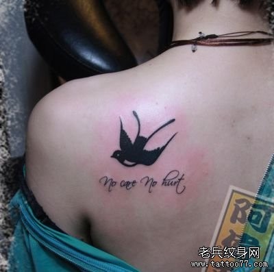 女孩子肩背图腾小燕子与字母纹身图片
