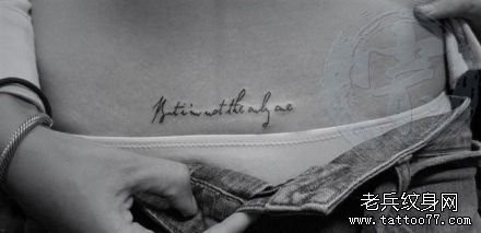 女孩子腹部流行简洁的字母纹身图片