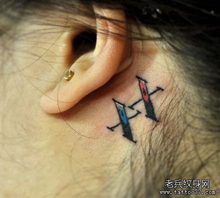 女孩子耳部流行精美的字母纹身图片