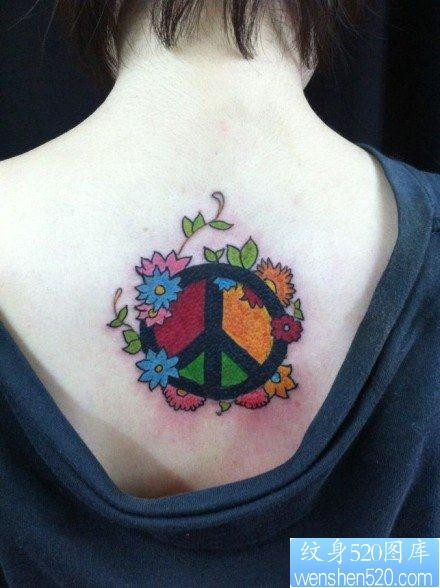 女人背部一张反战符号纹身图片