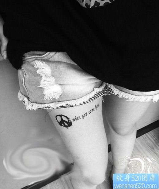 女孩子腿部反战符号与字母纹身图片