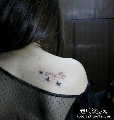 女人肩背英文字母与小鸟纹身图片