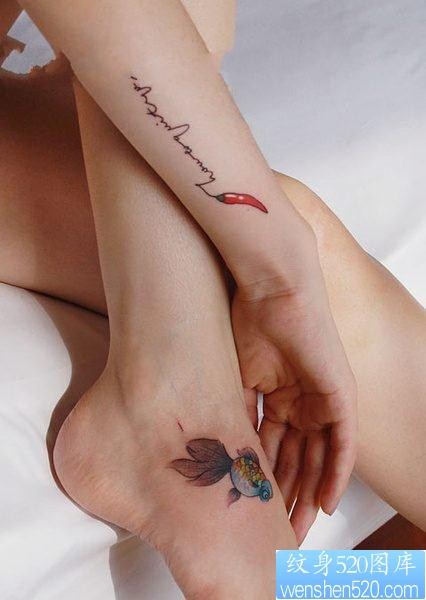 女孩子手臂一张小辣椒与字母纹身图片