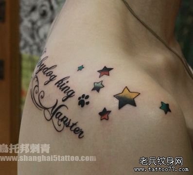 女人肩背五角星猫咪爪印与字母纹身图片