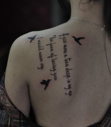 女孩子肩背字母小鸟纹身图片