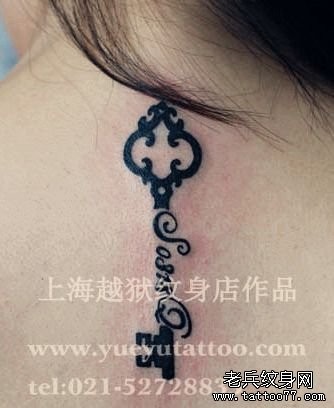 女人背部时尚精美的钥匙字母纹身图片