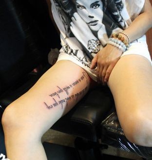 性感流行的美女腿部字母纹身图片