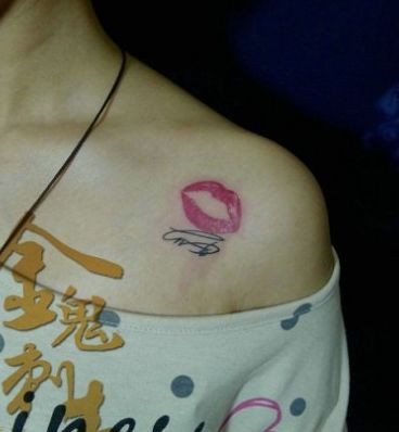 女孩子肩部时尚的唇印字母纹身图片