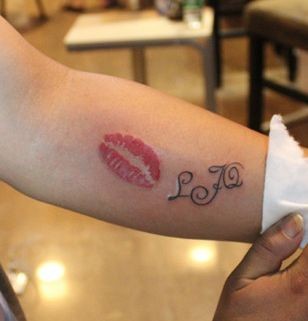 一张手臂时尚流行的唇印字母纹身图片