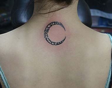 女孩子颈部图腾字母月亮纹身图片