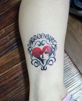 美女腿部好看的爱心字母纹身图片