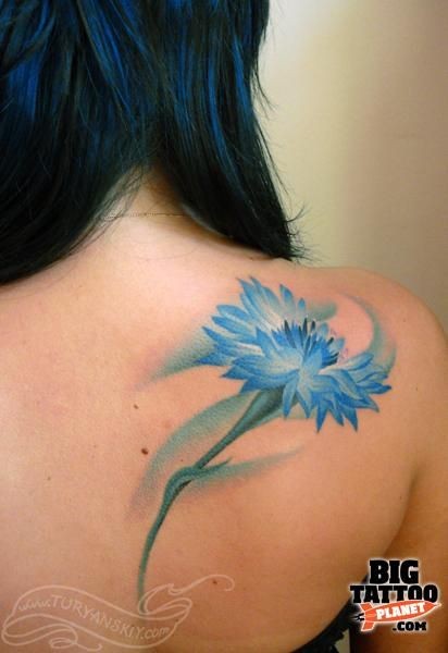 女性肩部好看的蓝色花朵纹身