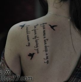 美女背部流行的字母图腾小鸟纹身图片