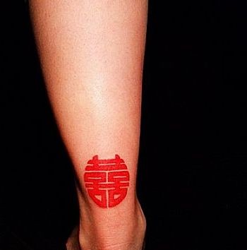 文字纹身图片：腿部彩色图腾双喜文字纹身图案