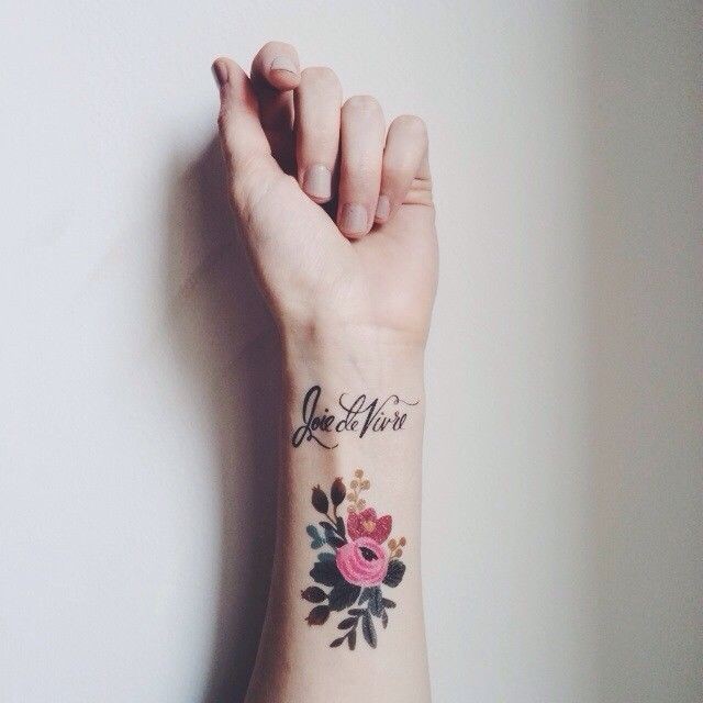 手腕非常漂亮的花朵英文纹身