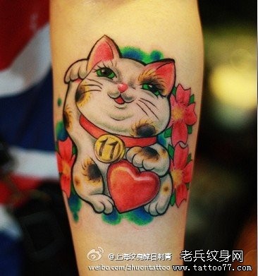 手臂可爱喜感的招财猫纹身图片