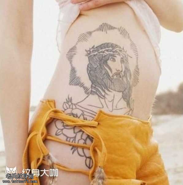 腰部圣光中的耶稣纹身图案