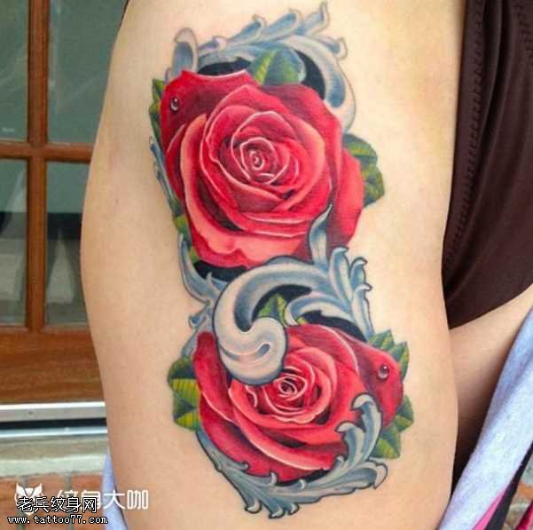 腿部美丽鲜艳的玫瑰纹身图案